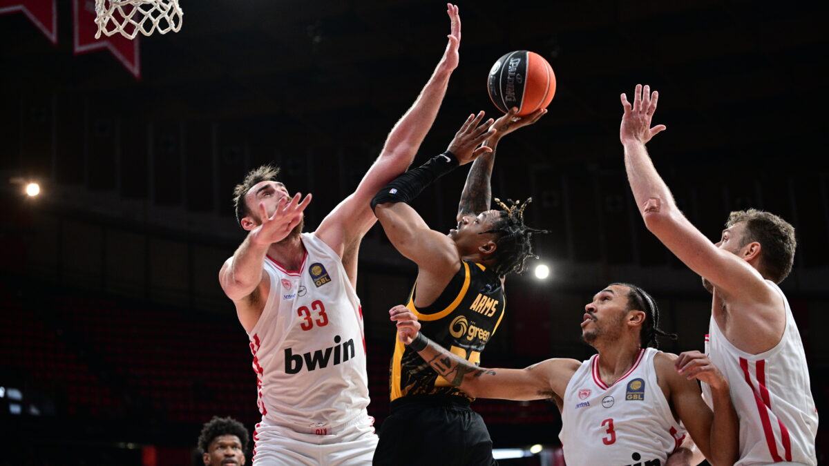 O Αρμς κόντρα στον Μιλουτίνοφ στο Ολυμπιακός - ΑΕΚ