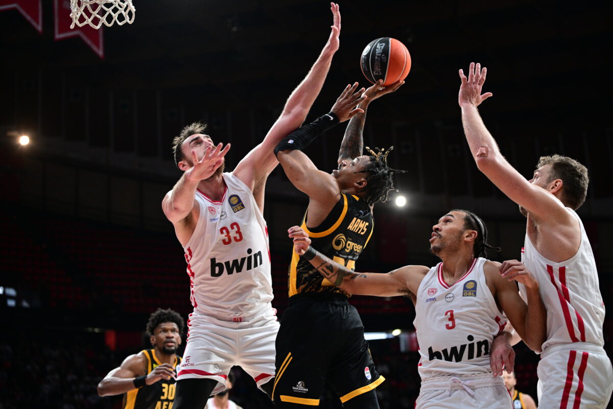 O Αρμς κόντρα στον Μιλουτίνοφ στο Ολυμπιακός - ΑΕΚ