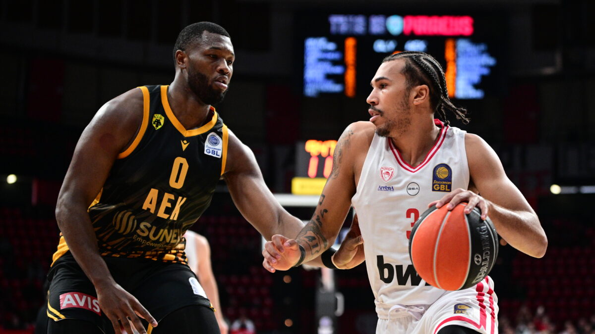 Ο Γουόρντ με τον Γκρέι στο Ολυμπιακός - ΑΕΚ