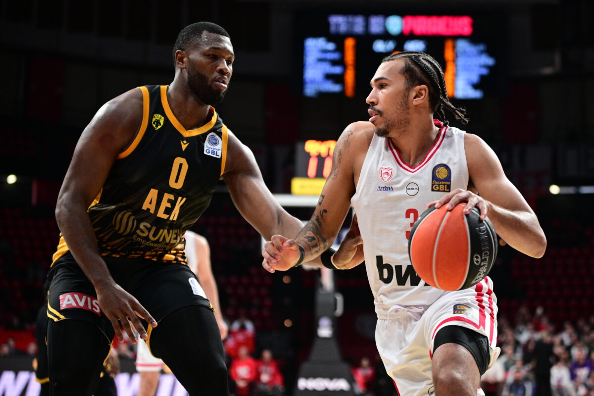 Ο Γουόρντ με τον Γκρέι στο Ολυμπιακός - ΑΕΚ