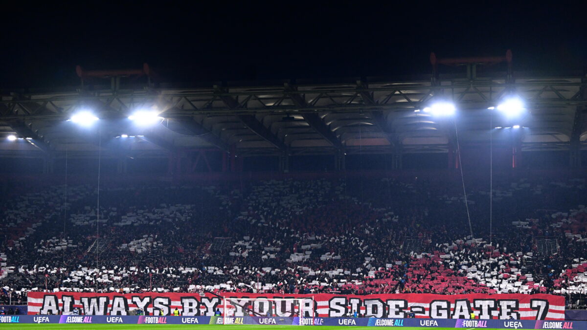 Το κορεό των φίλων του Ολυμπιακού