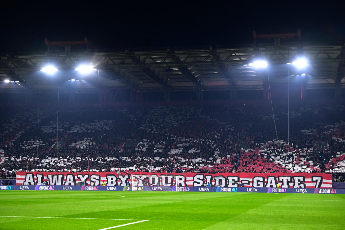 Το κορεό των φίλων του Ολυμπιακού