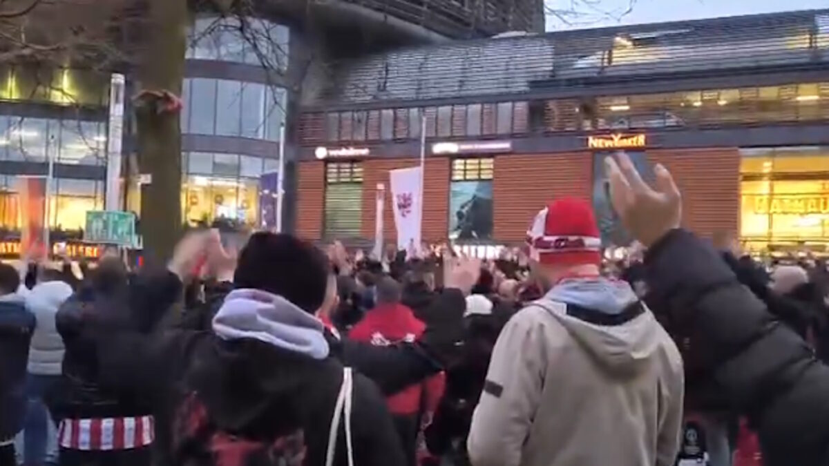 Μπάγερ Λεβερκούζεν – Ολυμπιακός: Ερυθρόλευκη κοσμοσυρροή και συνθήματα στην κεντρική πλατεία της πόλης