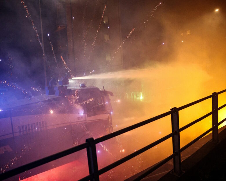 Συγκρούσεις αστυνομίας και διαδηλωτών κοντά στο Ολυμπιακό Χωριό στο Μιλάνο