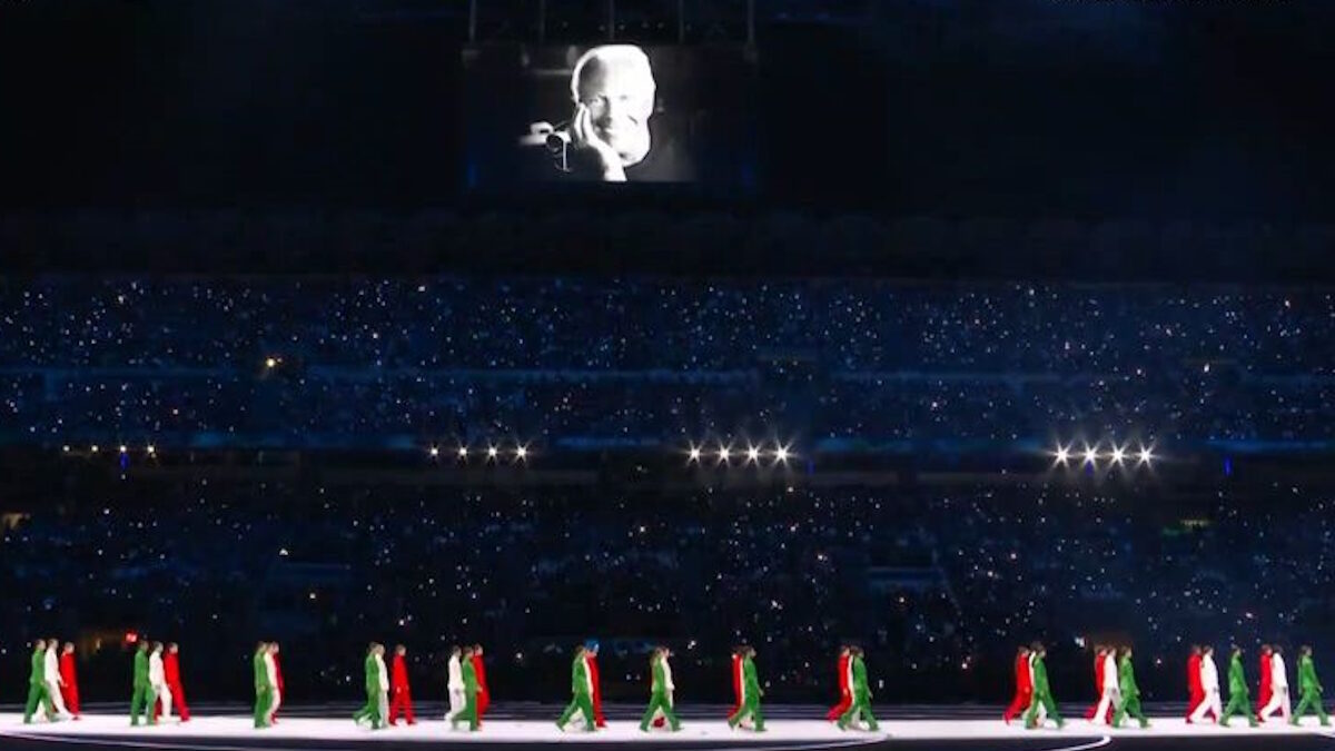 Αφιέρωμα στη μνήμη του κορυφαίου σχεδιαστή, Τζόρτζιο Αρμάνι στην τελετή έναρξης των Χειμερινών Ολυμπιακών Αγώνων 2026 Μιλάνο-Κορτίνα