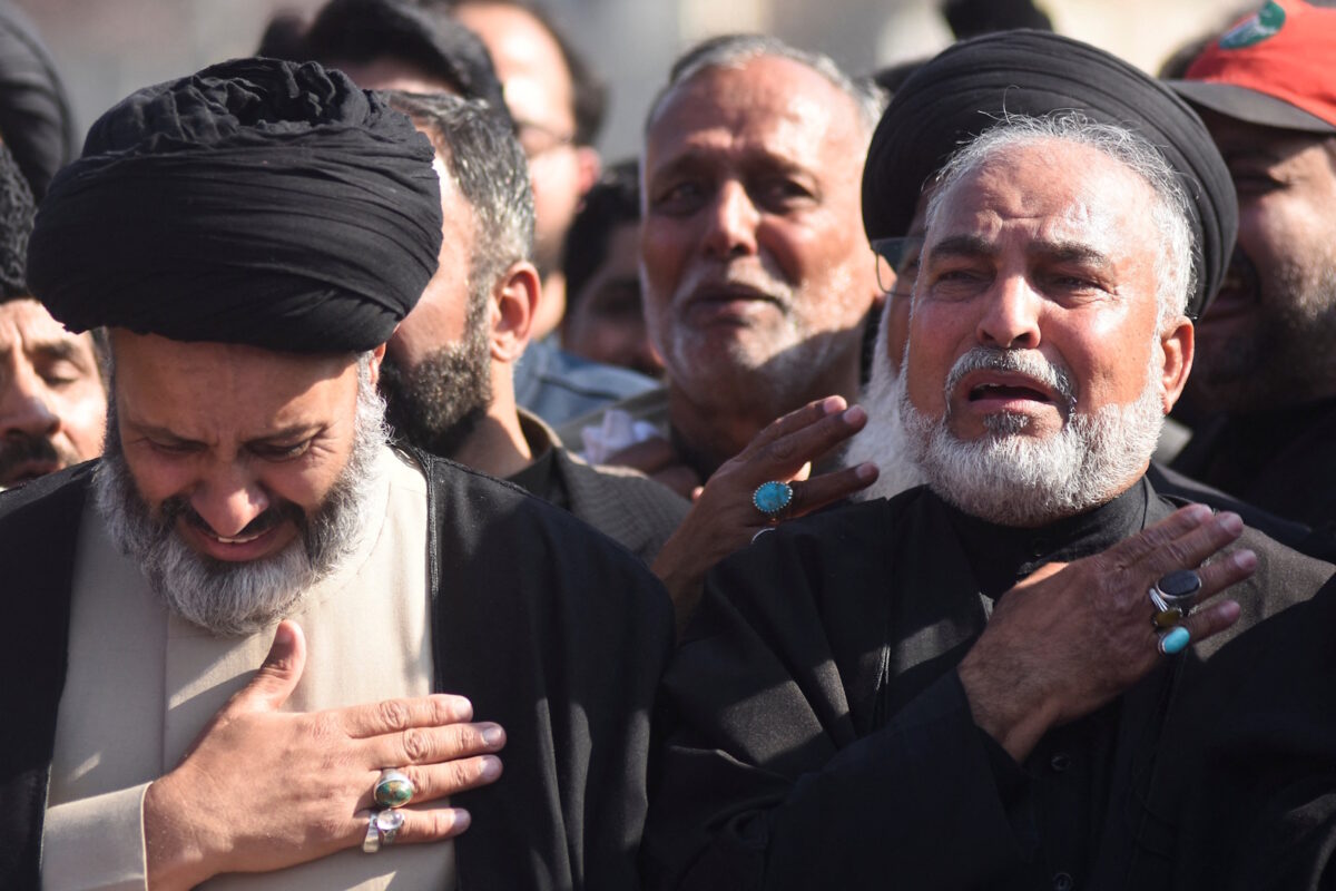 Άνθρωποι θρηνούν και κλαίνε για τους νεκρούς πιστούς