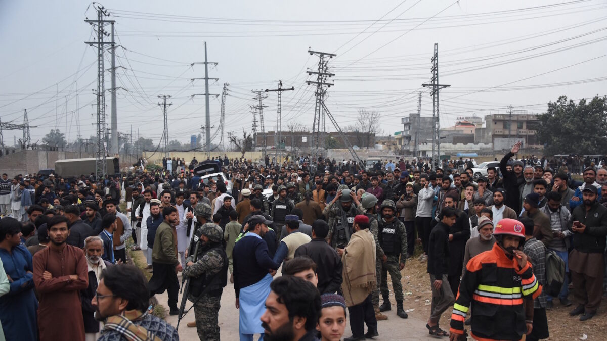 Κόσμος συγκεντρώνεται στο σημείο όπου έγινε η βομβιστική επίθεση αυτοκτονίας