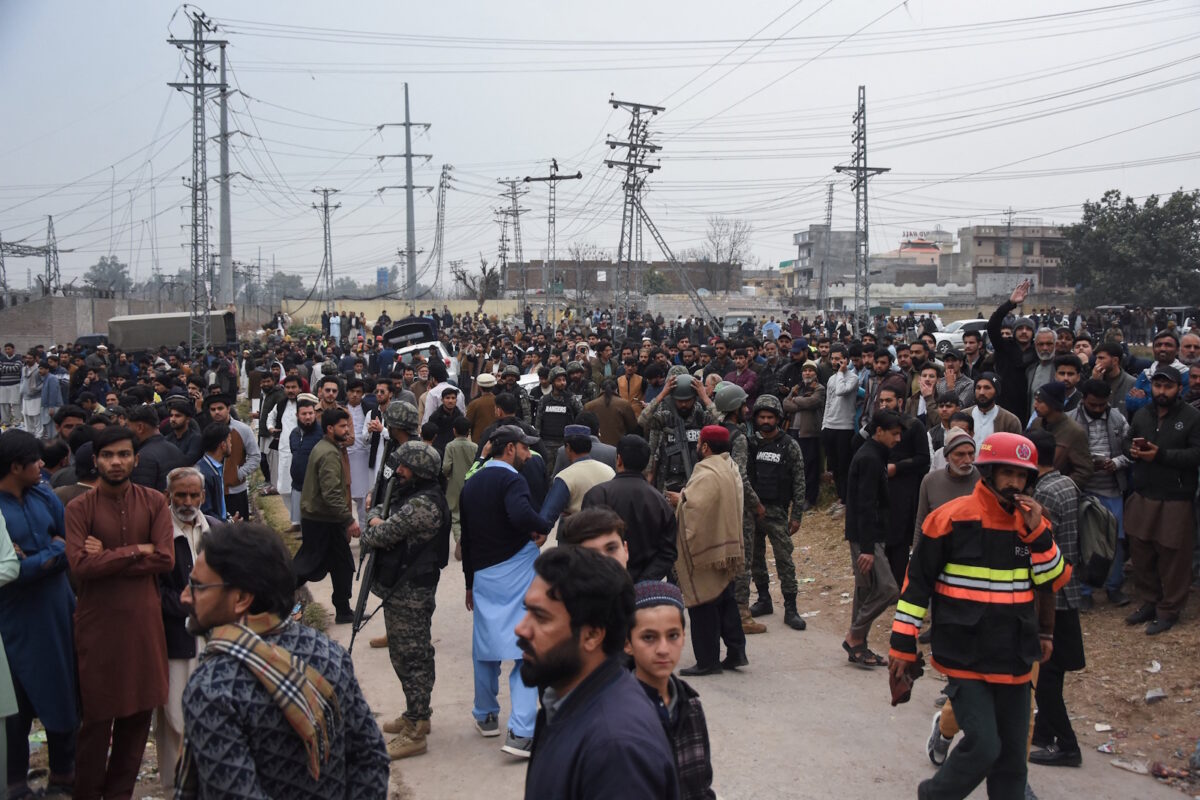 Κόσμος συγκεντρώνεται στο σημείο όπου έγινε η βομβιστική επίθεση αυτοκτονίας