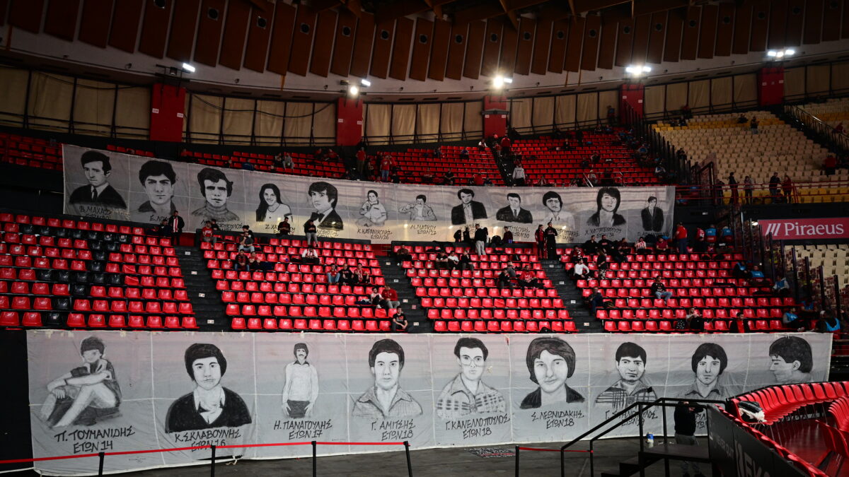 Το πανό των φίλων του Ολυμπιακού