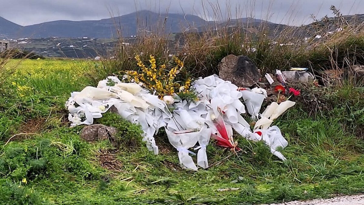 Λουλούδια και κεριά στο σημείο τροχαίου με έναν 18χρονο νεκρό στην Πάρο