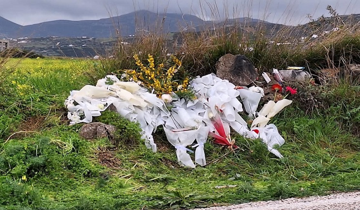 Λουλούδια και κεριά στο σημείο τροχαίου με έναν 18χρονο νεκρό στην Πάρο