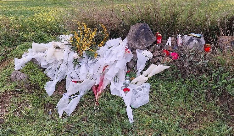 Λουλούδια και κεριά στο σημείο τροχαίου με έναν 18χρονο νεκρό στην Πάρο