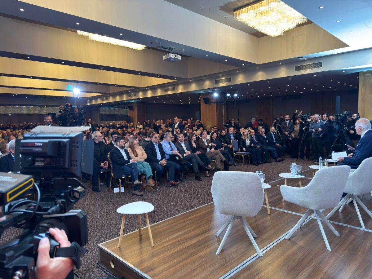 Πλήθος κόσμου στην παρουσίαση του βιβλίου του Αλέξη Τσίπρα