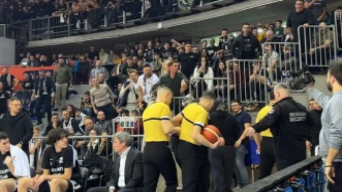 Χαμός στο Παρτιζάν – Μέγκα: Αντικείμενα στους διαιτητές και διακοπή