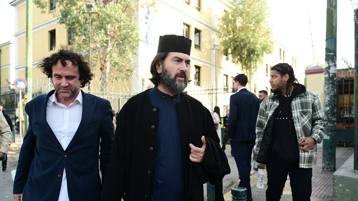 Ο πατέρας Αντώνιος Παπανικολάου στα δικαστήρια για την υπόθεση της Κιβωτού του Κόσμου