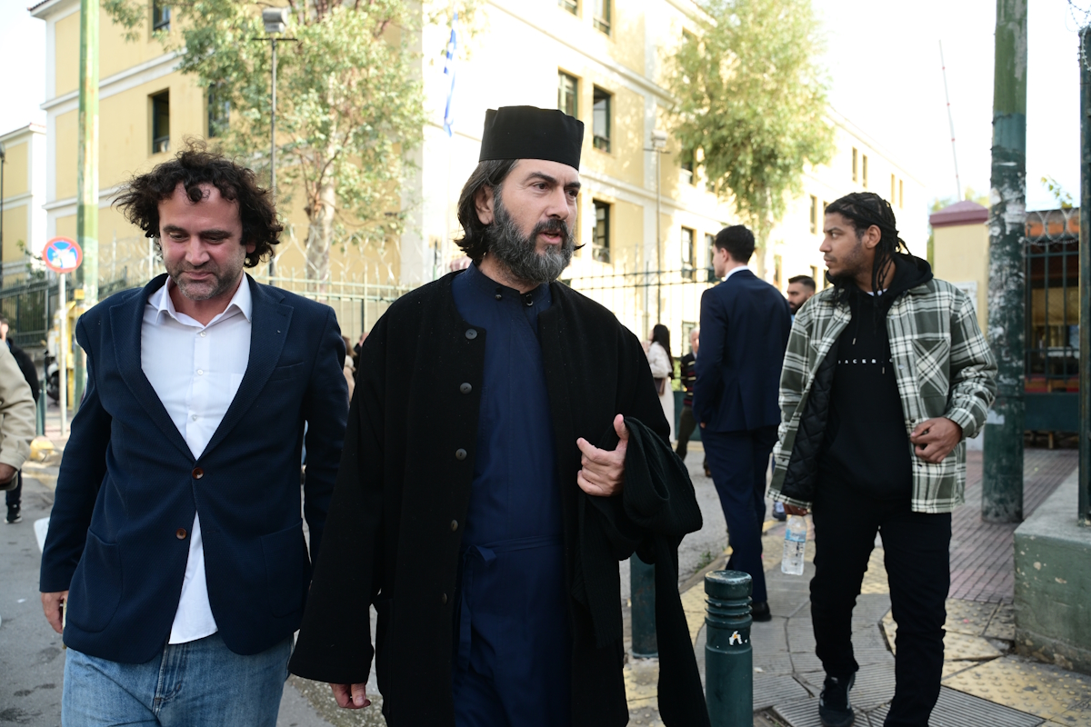 Ο πατέρας Αντώνιος Παπανικολάου στα δικαστήρια για την υπόθεση της Κιβωτού του Κόσμου