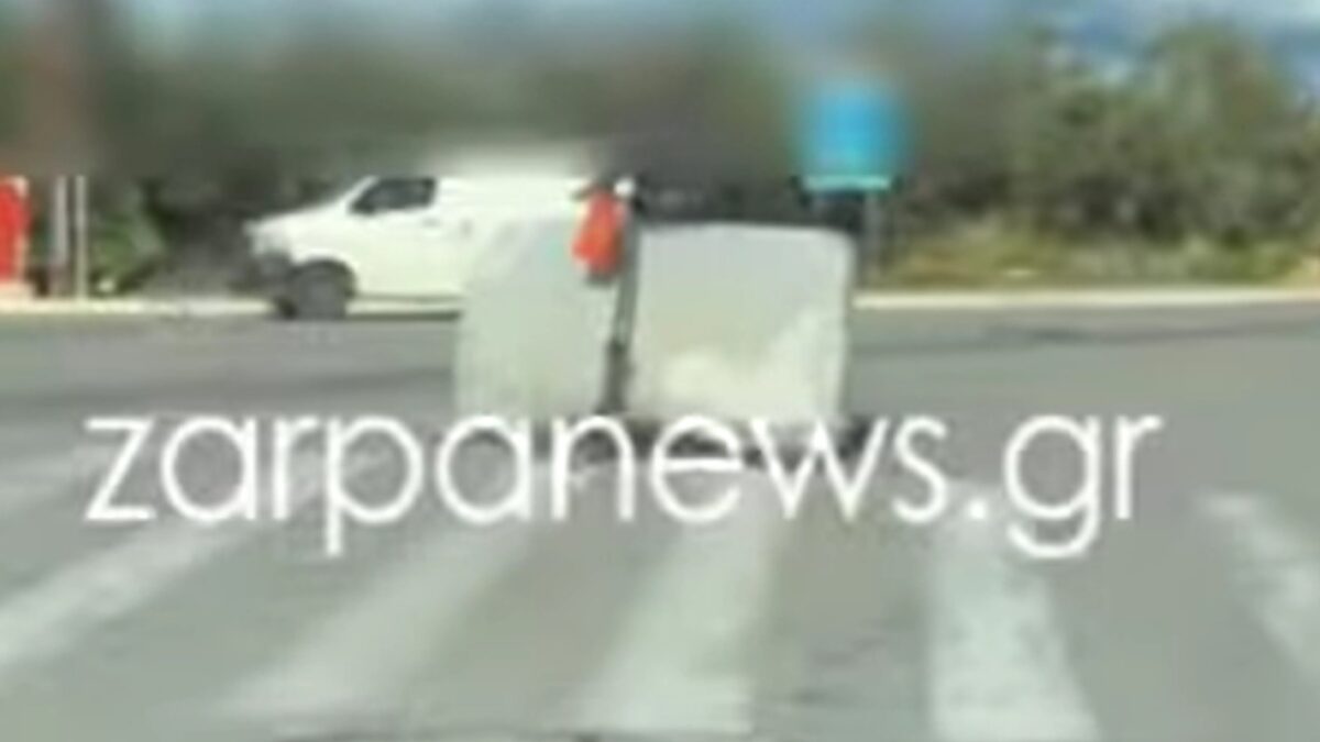 Ο νεαρός με το πατίνι και το στρώμα στα Χανιά