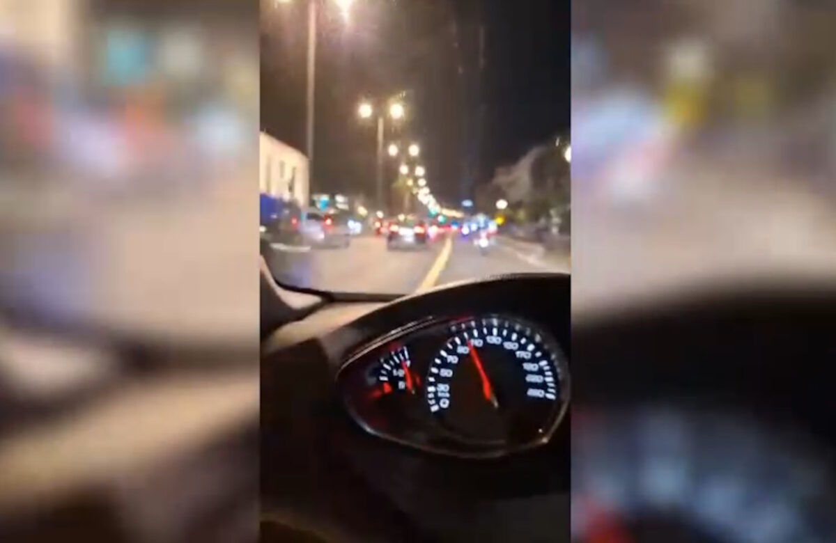 Καλλιθέα: Βίντεο μέσα από το περιπολικό που μεταφέρει στο νοσοκομείο το 2χρονου κορίτσι που έπεσε σε συντριβάνι