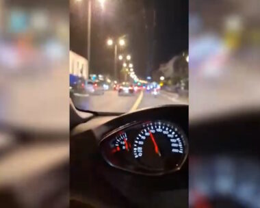 Καλλιθέα: Βίντεο μέσα από το περιπολικό που μεταφέρει στο νοσοκομείο το 2χρονου κορίτσι που έπεσε σε συντριβάνι