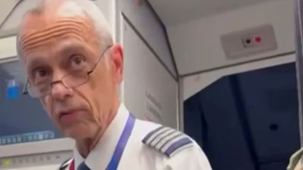 Ο πιλότος που συνελήφθη μέσα στο αεροπλάνο μπροστά στους επιβάτες