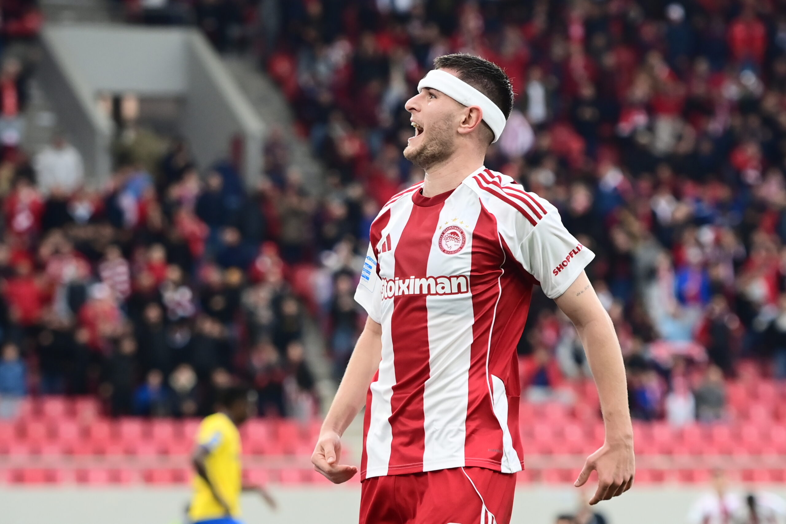 Ο Πιρόλα πανηγυρίζει το γκολ του στο παιχνίδι με τον Παναιτωλικό