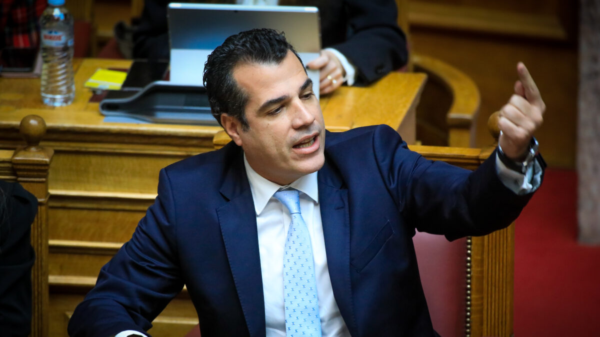 Ο Θάνος Πλεύρης στη Βουλή