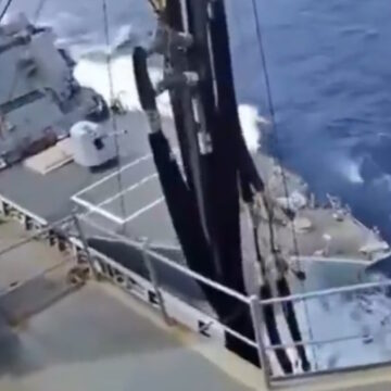 Η στιγμή που συγκρούονται δύο πλοία του αμερικανικού ναυτικού ανοιχτά της Νότιας Αμερικής