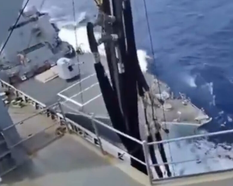 Η στιγμή που συγκρούονται δύο πλοία του αμερικανικού ναυτικού ανοιχτά της Νότιας Αμερικής