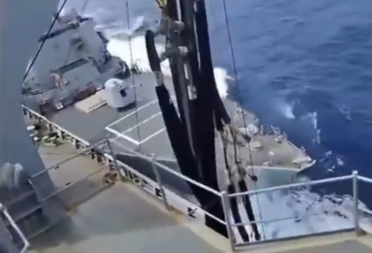 Η στιγμή που συγκρούονται δύο πλοία του αμερικανικού ναυτικού ανοιχτά της Νότιας Αμερικής