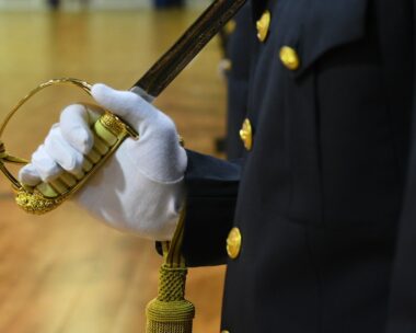 Ðáñïõóßá ôïõ ÐñïÝäñïõ ôçò ÅëëçíéêÞò Äçìïêñáôßáò, Ðñïêüðç Ðáõëüðïõëïõ, ðñáãìáôïðïéÞèçêå ç ôåëåôÞ ïñêùìïóßáò ôùí íÝùí Áíèõðïóìçíáãþí ôçò ÐïëåìéêÞò Áåñïðïñßáò óôç Ó÷ïëÞ ÉêÜñùí. ÐáñÝóôçóáí ï Õðïõñãüò ÅèíéêÞò ¶ìõíáò ÐÜíïò ÊáììÝíïò, ï ÁíáðëçñùôÞò Õðïõñãüò ÅèíéêÞò ¶ìõíáò Öþôçò ÊïõâÝëçò, ï Áñ÷çãüò ÃÅÅÈÁ Íáýáñ÷ïò ÅõÜããåëïò ÁðïóôïëÜêçò ÐÍ, ï Áñ÷çãüò ÃÅÍ Áíôéíáýáñ÷ïò Íéêüëáïò Ôóïýíçò ÐÍ êáé ï Áñ÷çãüò ÃÅÁ ÁíôéðôÝñáñ÷ïò (É) ×ñÞóôïò ×ñéóôïäïýëïõ. Óôçí ôåëåôÞ ïñêùìïóßáò ðáñÝóôç êáé ï Õðïõñãüò ¶ìõíáò ôçò Êýðñïõ ÓÜââáò Áããåëßäçò. Ôá îßöç óôïõò íÝïõò Áíèõðïóìçíáãïýò åðÝäùóå ï Ðñüåäñïò ôçò ÅëëçíéêÞò Äçìïêñáôßáò.
(EUROKINISSI