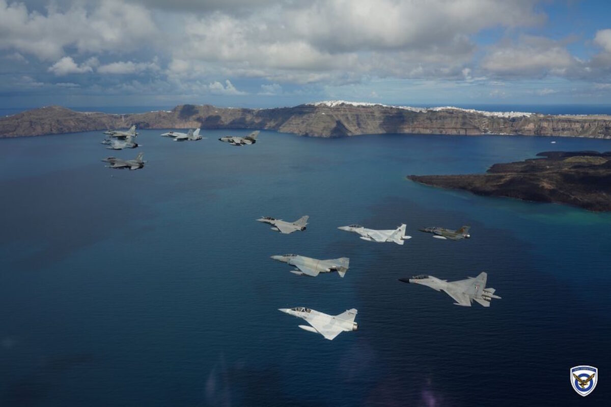 Σχηματισμός αεροσκαφών στην άσκηση «Ηνίοχος 2025»