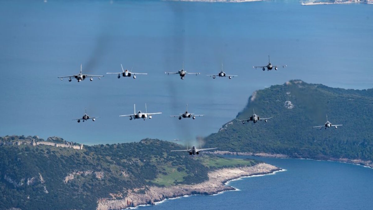 Σχηματισμός αεροσκαφών στην άσκηση «Ηνίοχος 2025»