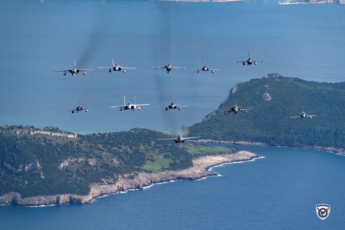 Σχηματισμός αεροσκαφών στην άσκηση «Ηνίοχος 2025»