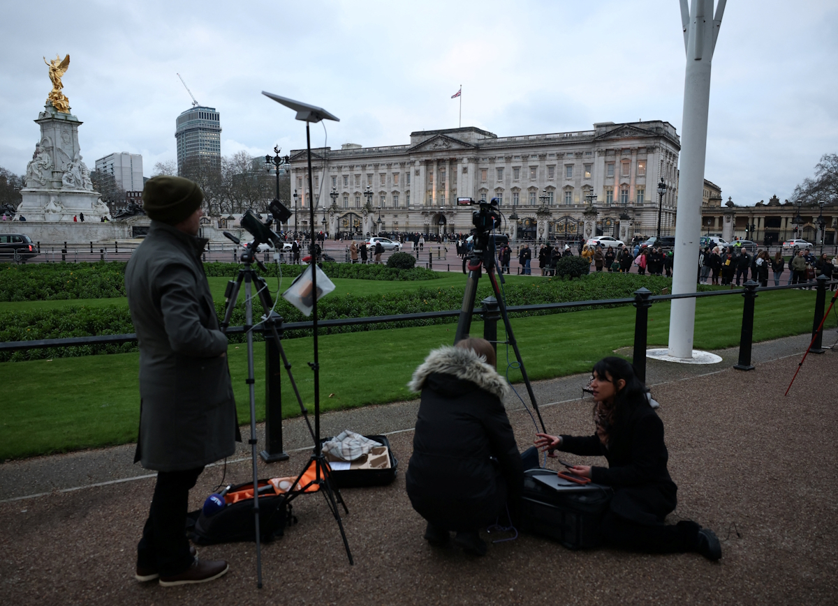 Μέλη των μέσων ενημέρωσης συγκεντρώνονται έξω από το Παλάτι του Μπάκιγχαμ μετά τη σύλληψη του Άντριου Μαουντμπάτεν Γουίντσορ, πρώην πρίγκιπα Άντριου, με την υποψία παράβασης καθήκοντος, αφότου το Υπουργείο Δικαιοσύνης των ΗΠΑ δημοσίευσε περισσότερα αρχεία που σχετίζονται με τον αποβιώσαντα Τζέφρι Έπστα