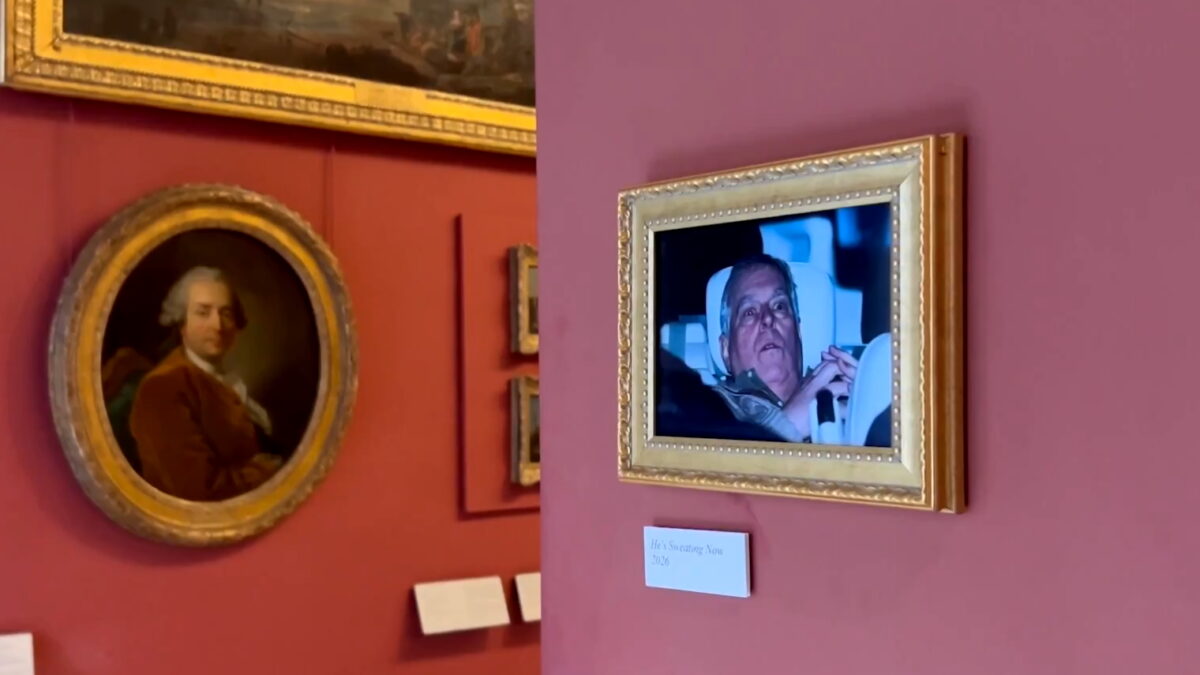 Η φωτογραφία του έκπτωτου πρίγκιπα Αντριου στο Λούβρο