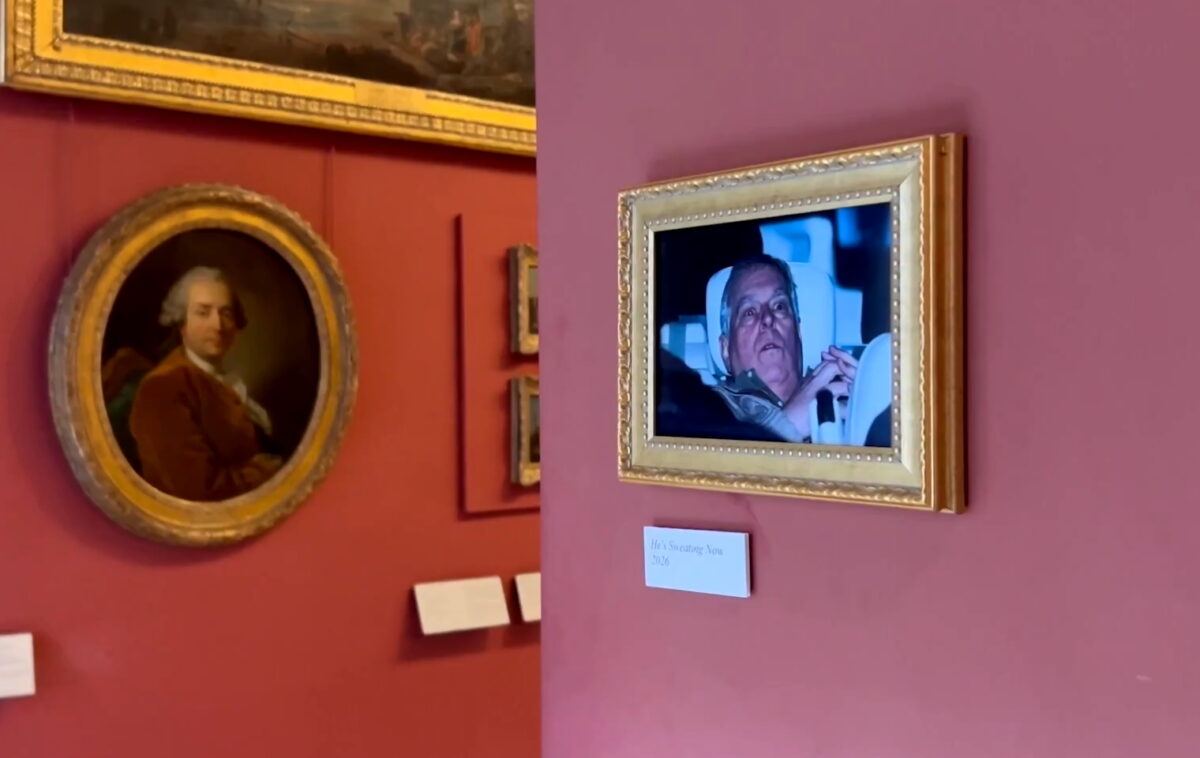 Η φωτογραφία του έκπτωτου πρίγκιπα Αντριου στο Λούβρο