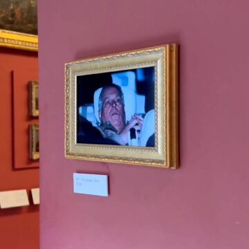 Η φωτογραφία του έκπτωτου πρίγκιπα Αντριου στο Λούβρο