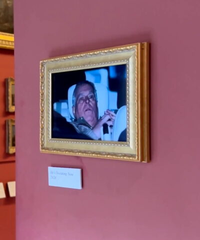 Η φωτογραφία του έκπτωτου πρίγκιπα Αντριου στο Λούβρο