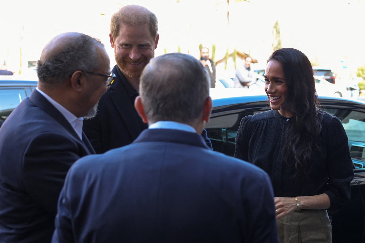 Ο πρίγκιπας Χάρι της Βρετανίας και η Μέγκαν, δούκισσα του Σάσεξ, φτάνουν στο Ειδικό Νοσοκομείο στο Αμμάν της Ιορδανίας