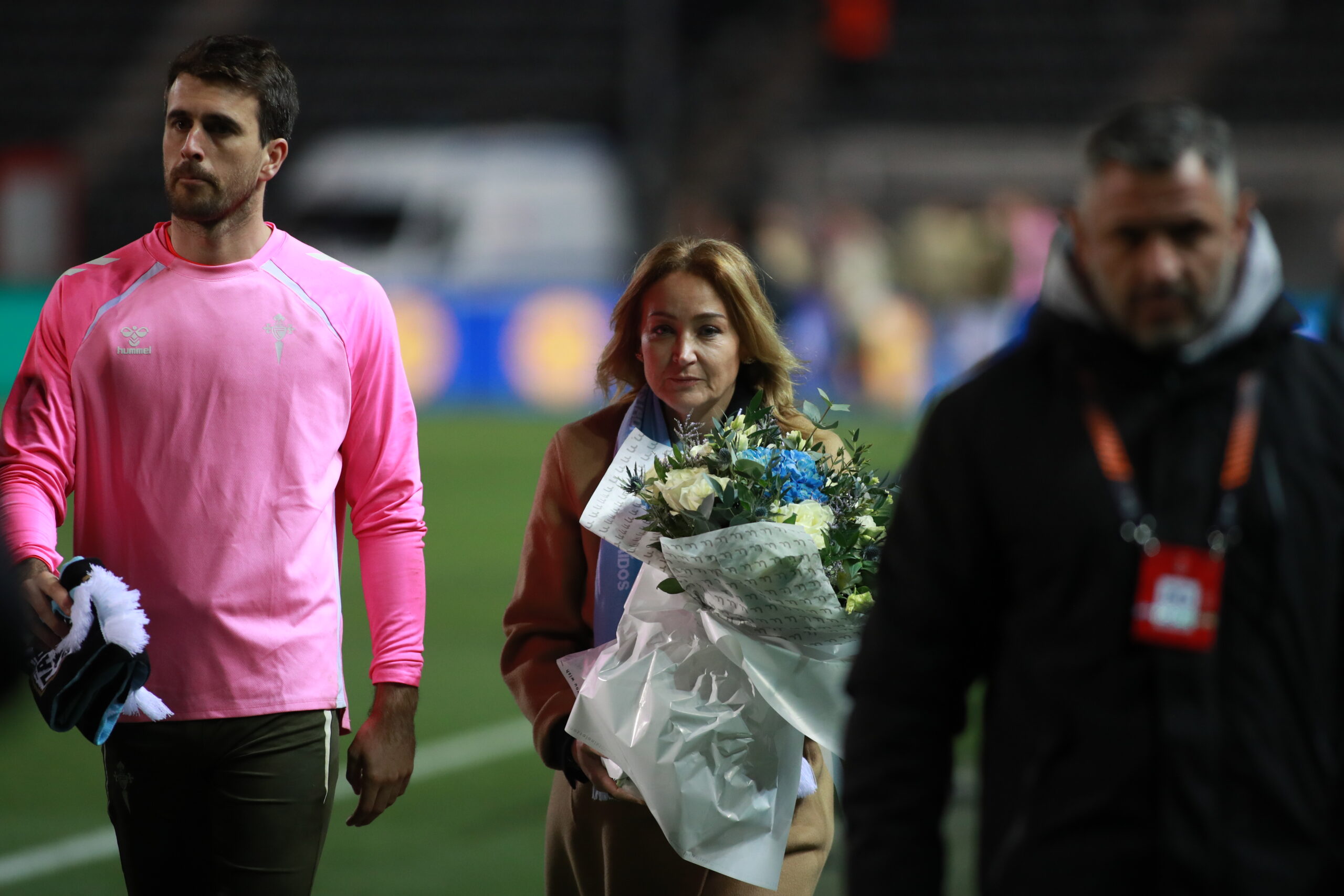 Η πρόεδρος της Θέλτα, Μαριάν Μουρίνο Τεράσο, με λουλούδια για τους οπαδούς του ΠΑΟΚ