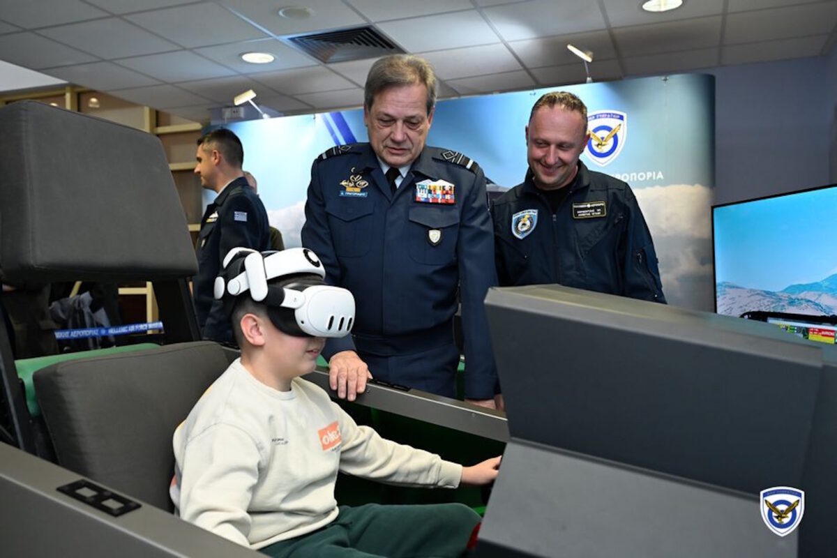 Ο Αρχηγός Γενικού Επιτελείου Αεροπορίας συνομιλει με παιδί σε προσομοιωτή πτήσης