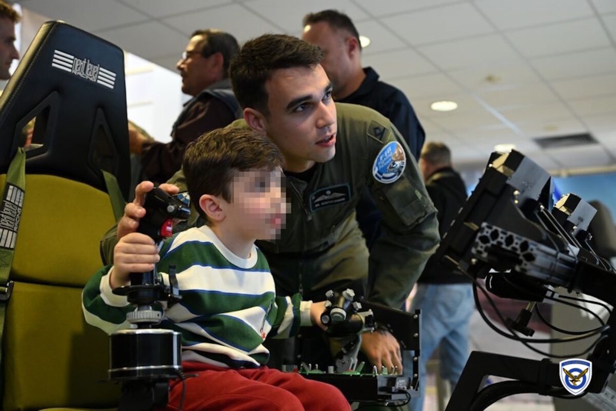 Στέλεχος της Πολεμικής Αεροπορίας εξηγεί σε παιδί πως να πετάξει μαχητικό αεροσκάφος