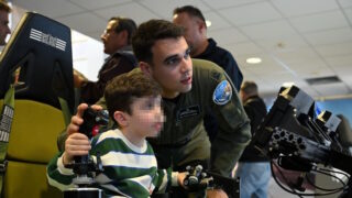 Στέλεχος της Πολεμικής Αεροπορίας εξηγεί σε παιδί πως να πετάξει μαχητικό αεροσκάφος