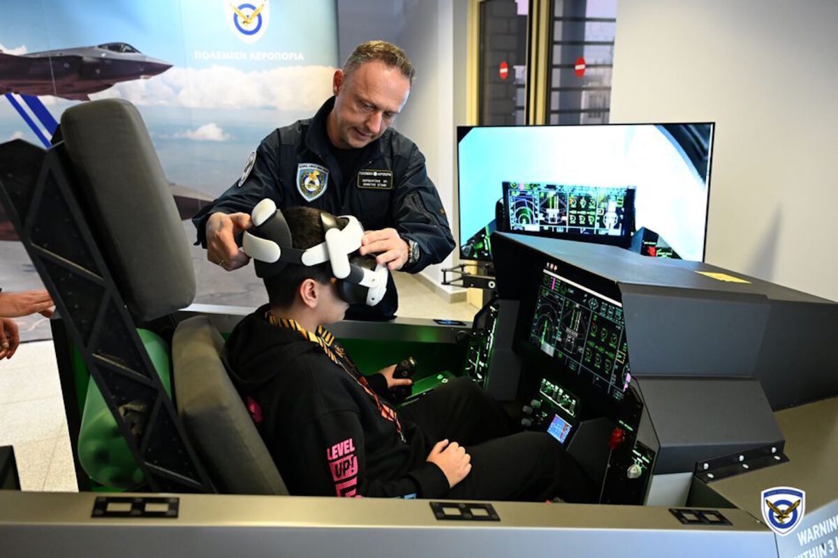 Στέλεχος της Πολεμικής Αεροπορίας εξηγεί σε παιδί πως να πετάξει μαχητικό αεροσκάφος