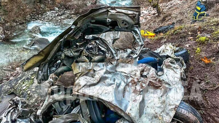 Το κατεστραμμένο αυτοκίνητο στον Προυσσό