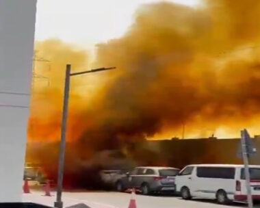 Φωτιά μετά την πτώση του πυραύλου σε κατοικημένη περιοχή