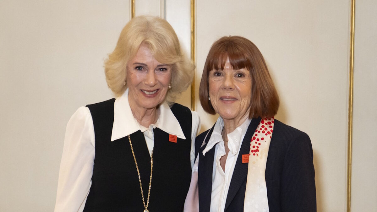 Η βασίλισσα Καμίλα της Βρετανίας στέκεται δίπλα στη Ζιζέλ Πελικό κατά τη διάρκεια ακρόασης στο Κλάρενς Χάουζ στο Λονδίνο