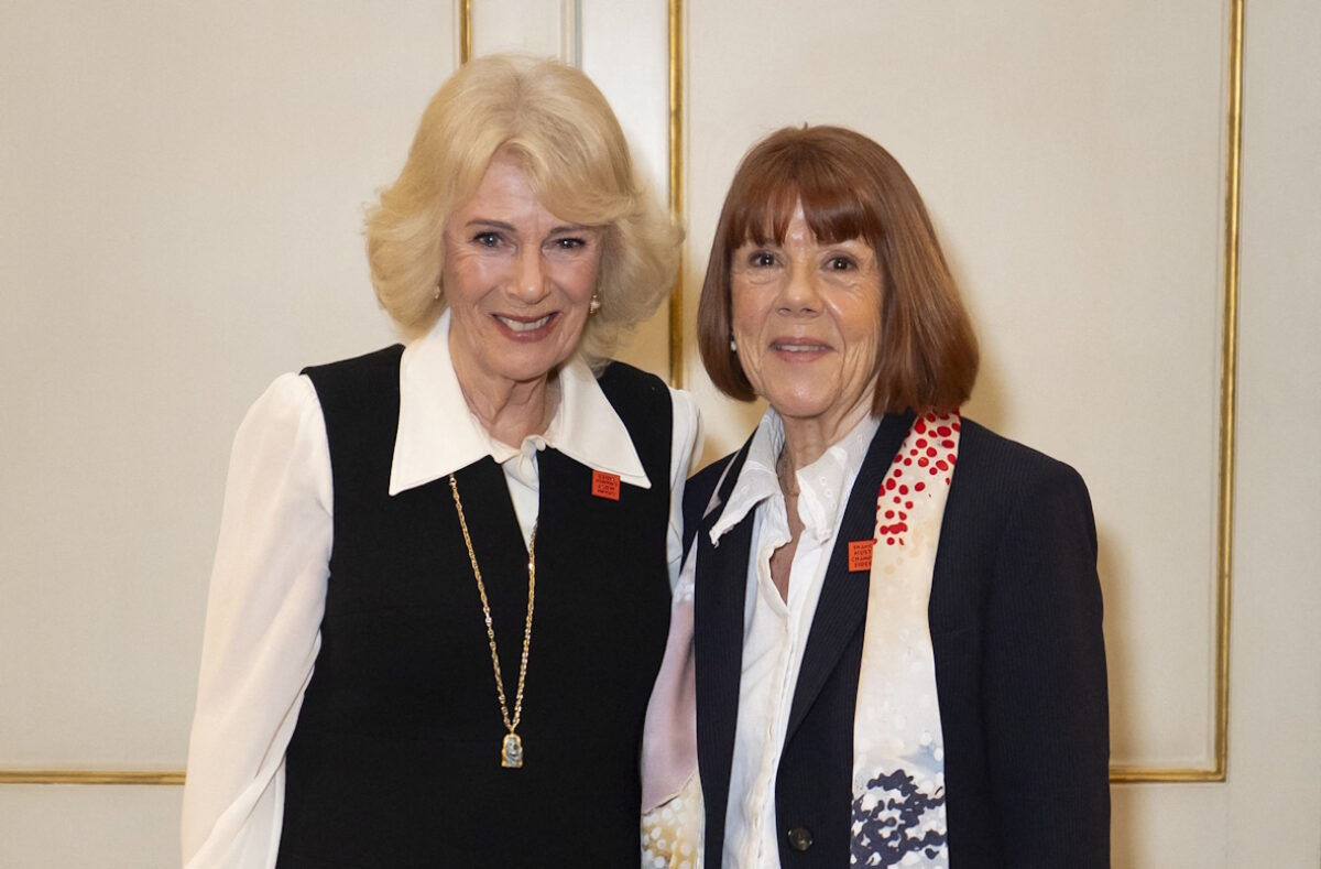 Η βασίλισσα Καμίλα της Βρετανίας στέκεται δίπλα στη Ζιζέλ Πελικό κατά τη διάρκεια ακρόασης στο Κλάρενς Χάουζ στο Λονδίνο