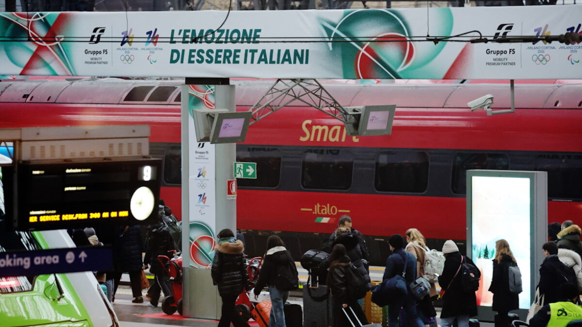 Γενική εικόνα των επιβατών που κατευθύνονται προς την αποβάθρα εν όψει των Χειμερινών Ολυμπιακών Αγώνων Μιλάνου Κορτίνα 2026