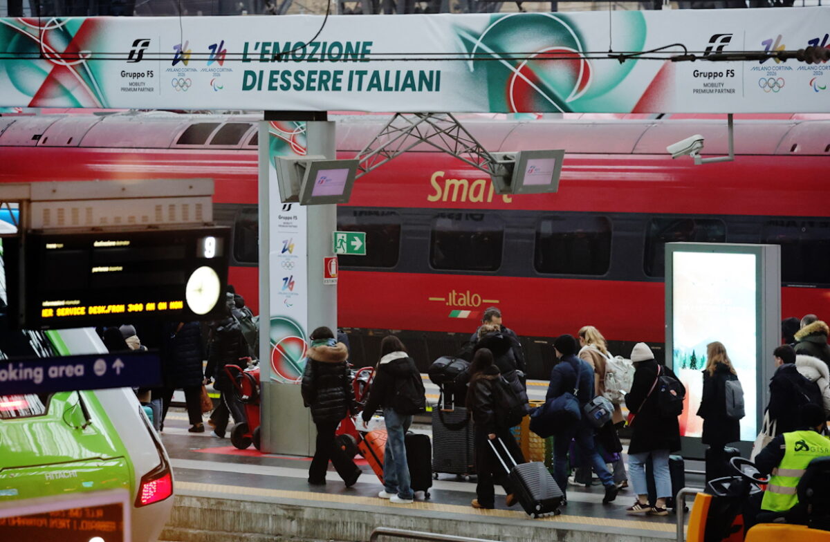 Γενική εικόνα των επιβατών που κατευθύνονται προς την αποβάθρα εν όψει των Χειμερινών Ολυμπιακών Αγώνων Μιλάνου Κορτίνα 2026